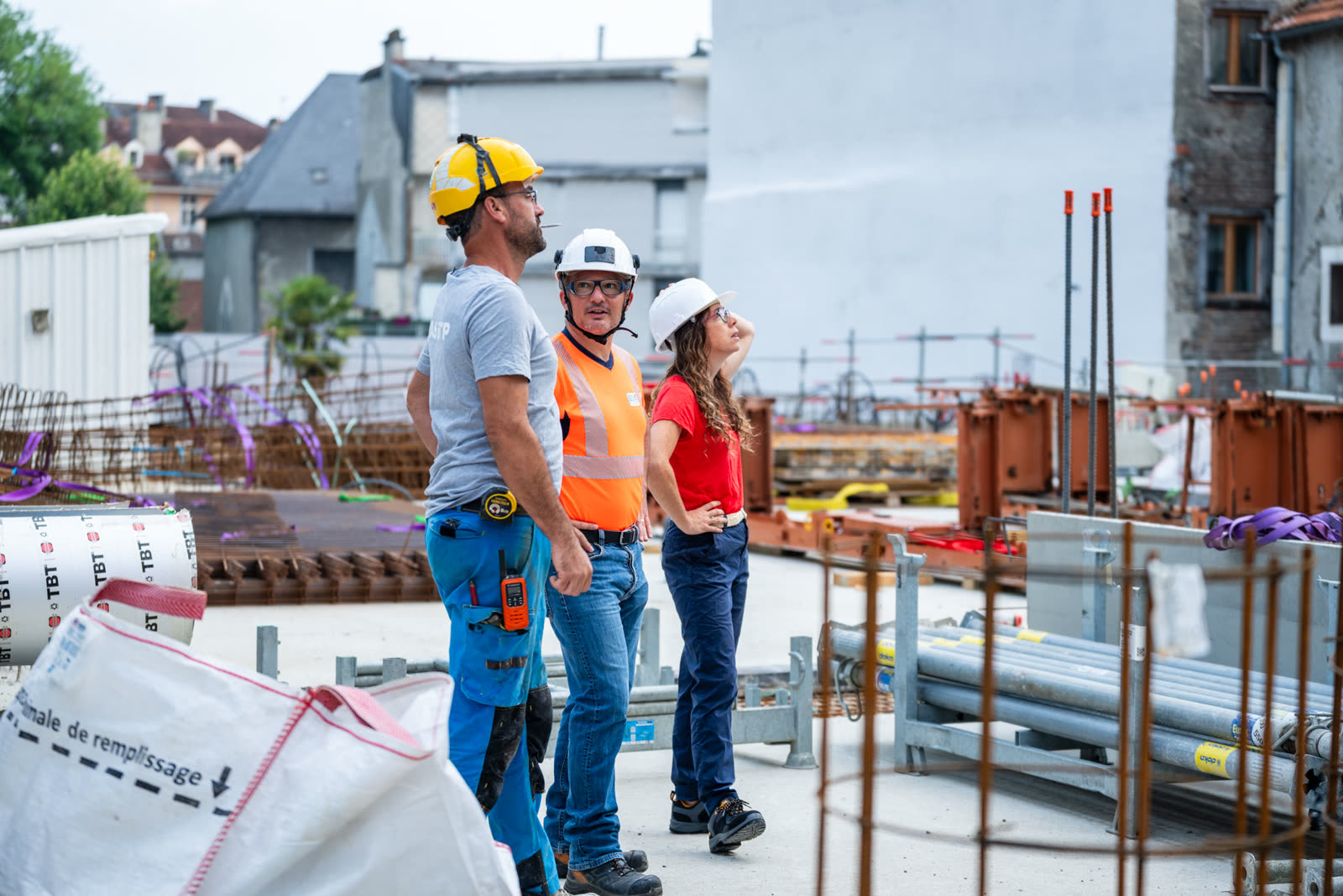 Préparation d'un chantier devant les plans, avec les équipes