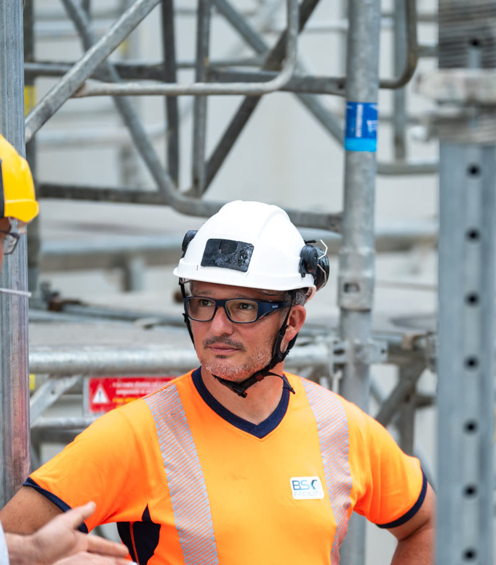 Christophe Lacu en visite de sécurité sur un chantier, avec EPI